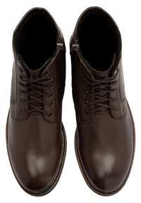 Brązowe skórzane botki za kostkę o gładkim wykończeniu, z sznurówkami i bocznymi zamkami, oraz wyściółką z materiału dla dodatkowego ciepła i komfortu.