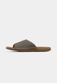 Sandalo grigio senza chiusura con una morbida parte superiore in suede, design con punta aperta e una suola imbottita color marrone chiaro che presenta cuciture decorative lungo il bordo.