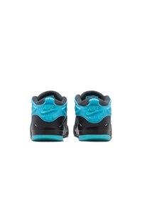 Nike Air-sneakers med överdel i turkos, svarta detaljer och vadderad krage. Tydlig branding på hälen och en slät textur.