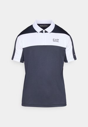 Tricou polo gri închis și alb cu guler cu fermoar, design în blocuri de culoare și logo EA7 pe piept, mâneci scurte și textură netedă.