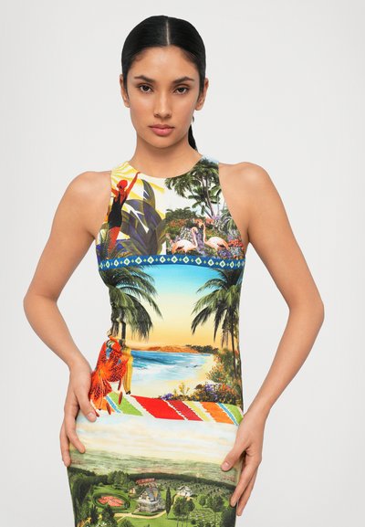 Rochie fără mâneci, cu un imprimeu vibrant ce prezintă peisaje tropicale, culori strălucitoare și texte variate. Designul include palmieri și peisaje.