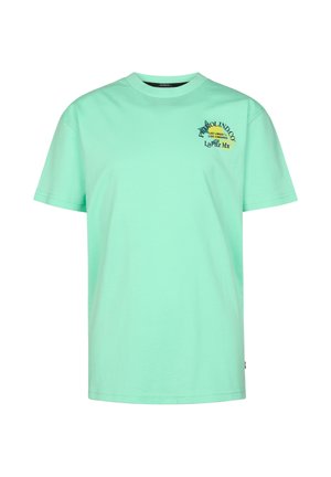 Camiseta de manga corta color verde menta con cuello redondo, con un pequeño texto y gráfico en amarillo y negro en el área del pecho izquierdo.