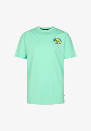 Camiseta de manga corta color verde menta con cuello redondo, con un pequeño texto y gráfico en amarillo y negro en el área del pecho izquierdo.