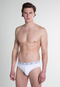 Witte katoenen slips met een grijze elastische tailleband met het "CR7" logo. Ontworpen voor een snug fit, met een gladde textuur en in een klassieke slipstijl.