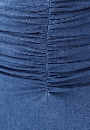 Modrá látka s vertikálním řasením vytvářejícím texturované vodorovné záhyby a středovým švem.