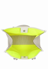 Grand sac fourre-tout ouvert avec un extérieur blanc lisse, des côtés texturés gris clair et un intérieur jaune néon vif. Accents en quincaillerie argentée inclus.