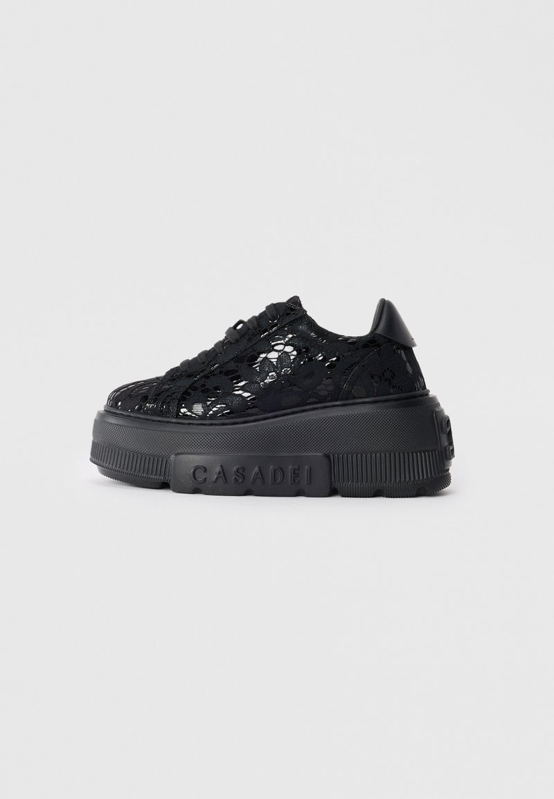 Zwarte kant sneakers met een chunky zwarte plateauzool. Voorzien van een bloemenkantontwerp en een glad leren hakaccent. Logo aan de zijkant.