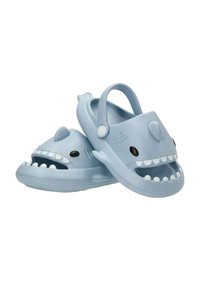 Zuecos de plástico azul claro en forma de tiburón, con una aleta dorsal prominente, grandes ojos y un patrón de dientes en la parte frontal.