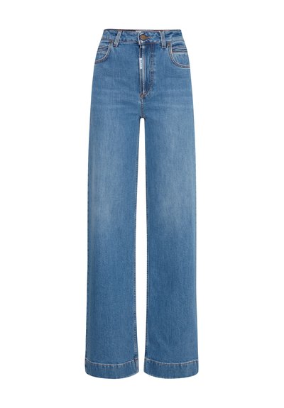 Modré rifle širokých nohavíc s vysokým pásom, pútkami na opasok a kontrastným prešívaním. Majú zapínanie na gombíky a predné vrecká.