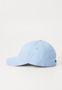 Cappellino da baseball azzurro chiaro con corona arrotondata, visiera curva e cinturino regolabile sul retro; realizzato in morbido e tessuto di cotone testurizzato.