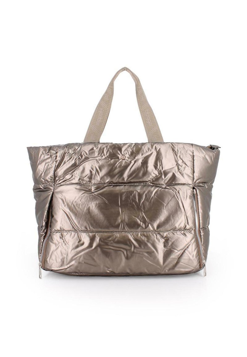 Bolso tote acolchado en beige metálico con asas de tela y bolsillos laterales con cremallera vertical sobre un fondo blanco.