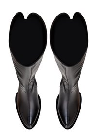 Černé kožené boty do výšky kolen s špičatými špičkami, hladkým povrchem a zaoblenými otvory na vrchu. Jednoduchý, elegantní design.