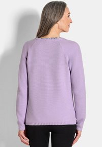 Lila gebreide trui met een textuur van gaaspatroon, geribde manchetten en zoom. Heeft een ronde halslijn met een contrasterende bies.
