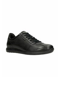 Sneaker in pelle nera con punta rotonda, design con lacci, branding sottile e finitura testurizzata sulla parte superiore, poggiato su una suola nera flessibile.