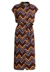 Robe brown à manches courtes avec un motif en zigzag jaune et bleu, dotée d'une ceinture à la taille et d'une coupe mi-longue.