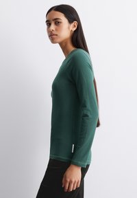 Marc O'Polo DENIM ROUNDNECK FLATLOCK - Langarmshirt - evergreen
