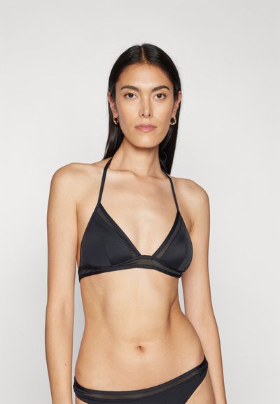 Top de bikini negro con un diseño triangular y tirantes finos. La tela tiene una textura suave e incluye costuras horizontales sutiles.
