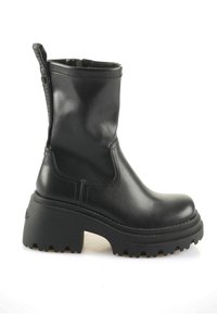 Čierne kožené členkové topánky s okrúhlou špičkou, masívnou platformou a textúrovaným pútkom na zadnej strane. Hladký povrch a prešívané detaily.