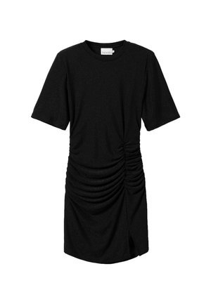 Črna kratkosle vaja obleka s krožnim vratom, ki vključuje stranske gube in razporek do stegna, izdelana iz teksturirane tkanine.