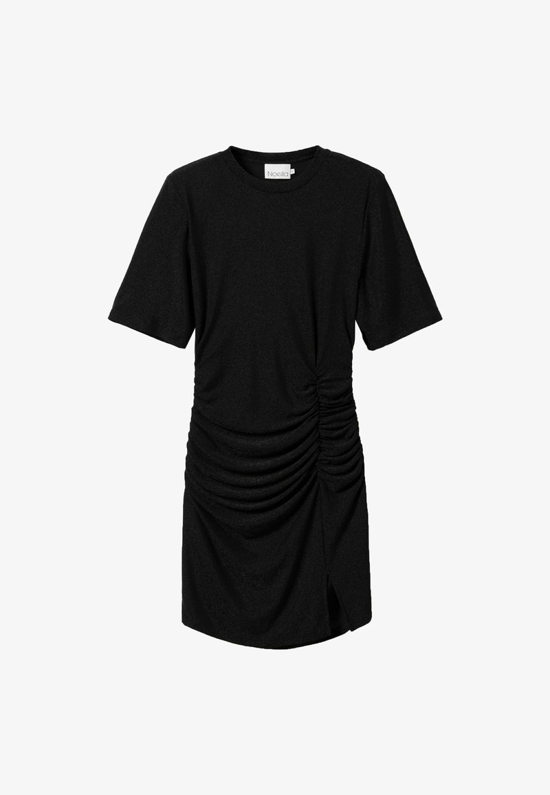 Fekete, rövid ujjú ruha kerek nyakkal, oldalsó redőzéssel és combmagas hasítékkal, textúrált anyagból készült.