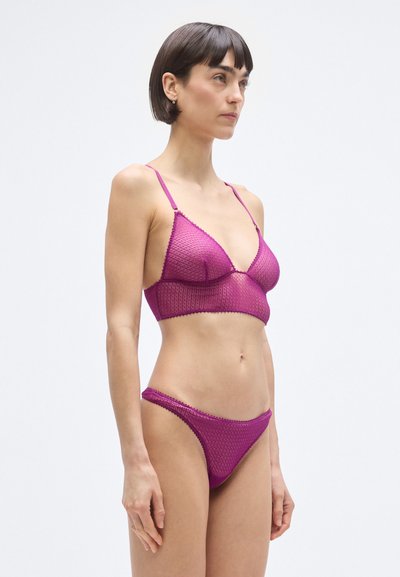 Mágnésiarózsaszín hálós fehérnemű szett, amely egy vékony pántos bralettről és hozzáillő, bikini stílusú alsóról áll, texturált mintával.