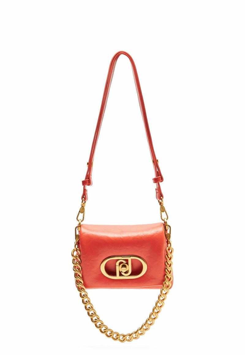 Korallefarbenes Leder-Crossbody-Tasche mit einer goldenen Kette und einem goldenen Logo-Verschluss. Verfügt über eine glatte Textur und eine rechteckige Form.