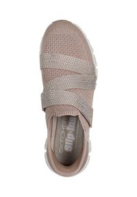 Zapatillas slip-on de Skechers en suave material de punto rosa con parte superior texturizada, correas elásticas adornadas con rhinestones y suela blanca.