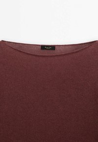 Maglione lavorato a maglia color bordeaux con scollatura ampia e arrotondata e texture fine. Etichetta cucita sul retro dello scollo. Nessun motivo o dettaglio visibile.