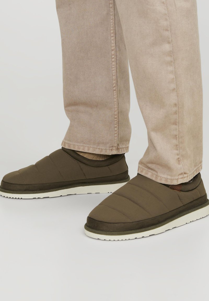 Jack & Jones JFWPUFF - Šlepetės - dark olive
