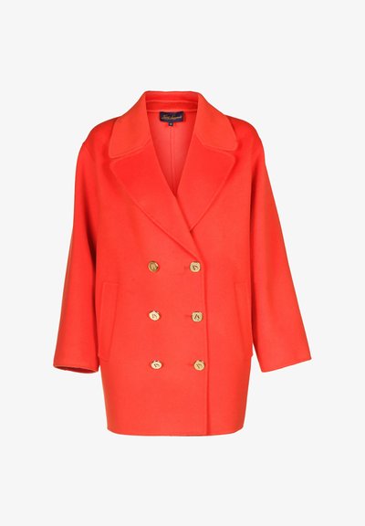 Rdeča dvoredna jakna z velikimi reverji, zlatimi gumbi in stranskimi žepi. Narejena iz mehkega, teksturiranega materiala, z udobnim krojem.