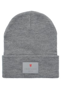 Szara dziergana czapka z wywiniętym mankietem, z szarym metkiem z czerwonym logo. Miękka tekstura, prosty design i średnia grubość.