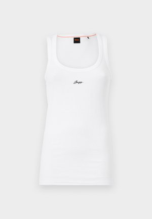 Hvid bomulds tanktop med ribbet tekstur, der har en rund halsudskæring og et lille sort broderet logo på forsiden.