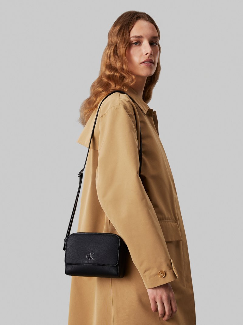 Calvin Klein Jeans MINIMAL MONOGRAM CAMERA BAG - Torba čez telo - black
