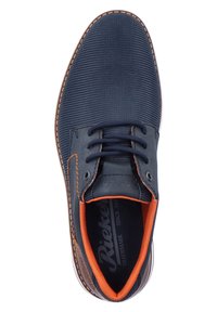 Marineblaue Sneaker aus strukturiertem Material, mit kontrastierendem orangefarbenem Innenfutter und braunen Akzenten. Ausgestattet mit runden Schnürsenkeln und einer gepolsterten Innensohle.