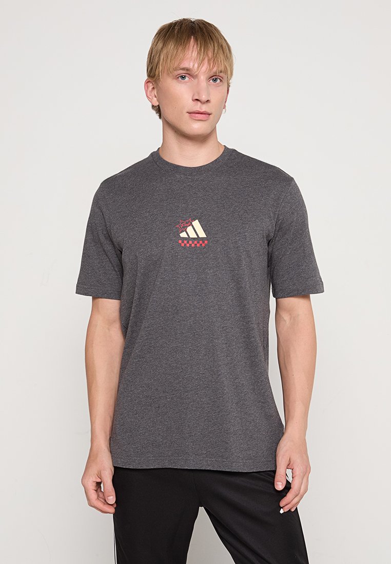 T-shirt in cotone grigio con maniche corte, con un piccolo logo multicolore di Adidas sul petto. Design semplice con collo tondo.