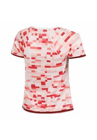 Camiseta deportiva de manga corta en rosa claro con un patrón pixelado rojo. Fabricada con material transpirable, presenta un cuello rematado y tecnología de secado rápido.