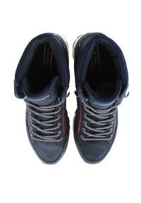 Sneaker alte di colore blu scuro con accenti grigi, tessuto strutturato, lacci grigi e logo. Presentano un collare imbottito e una suola in gomma.