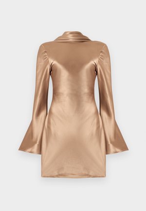 Rochie mini din satin bronz cu mâneci lungi, cu mansete evazate și guler pliată, văzută din spate pe un fundal simplu și deschis la culoare.