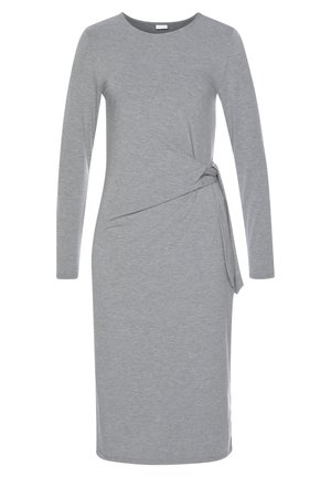 Szara sukienka w stylu dżersejowym z długimi rękawami, okrągłym dekoltem oraz marszczonym detalem po boku tworzącym asymetryczny efekt węzła.