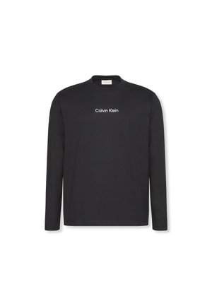 Schwarzes Langarmshirt mit Rundhalsausschnitt und "Calvin Klein" in kleiner weißer Schrift mittig auf der Brust gedruckt.