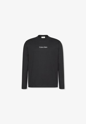 Schwarzes Langarmshirt mit Rundhalsausschnitt und "Calvin Klein" in kleiner weißer Schrift mittig auf der Brust gedruckt.