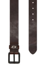 Καφέ δερμάτινη ζώνη με λείο υφή, που διαθέτει μεταλλικό κούμπωμα σε ασημί απόχρωση, πέντε τρύπες ρύθμισης και στρογγυλή άκρη.