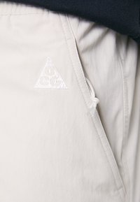 Nike ACG HIKE PANT - Pantaloni - orewood brown/summit white