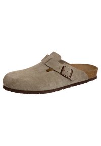Zoccoli in suede beige con una sola cinghia e una fibbia di metallo. Soletta in sughero sagomata e suola in gomma per comfort e sostegno.