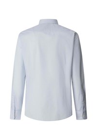 Světlomodrá košile s dlouhým rukávem a manžetami na knoflíky, zobrazená zezadu na bílém pozadí.