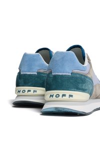 Baskets en daim bleu et teal avec une accent gris, dotées d'une semelle intermédiaire blanche et du logo "HOFF" sur le talon. Forme arrondie avec des détails cousus.