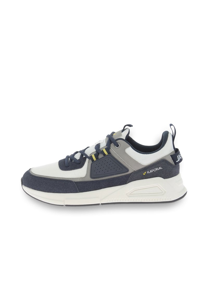 Sneakers con una toma bianca, grigia e blu realizzata in materiali tessili e sintetici, suola spessa bianca e branding Kaporal sul tallone.
