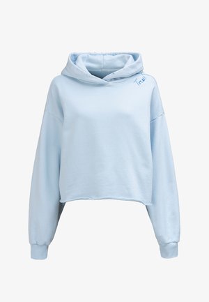 Hellblauer kurz geschnittener Hoodie mit langen Ärmeln, gerippten Bündchen, rohem Saum und kleinem, gesticktem Text in der Nähe des Halsausschnitts.