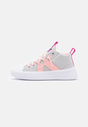 Baskets montantes grises et roses avec semelle blanche, lacets roses et languettes sur la languette et le talon sur fond blanc.