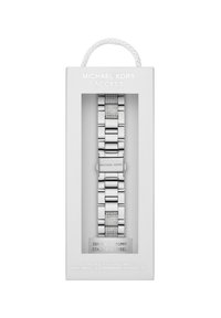 Bracelet de montre en acier inoxydable argenté dans une boîte d'affichage transparente, présentant des maillons rectangulaires et des accents en cristal. Compatible avec l'Apple Watch.